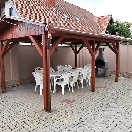 아파트 2 Feroehelyes *